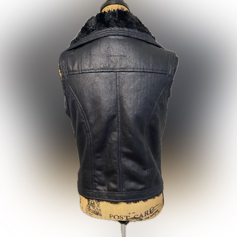 Women's Black Faux Fur Collar Vest - Picture 4 of 9